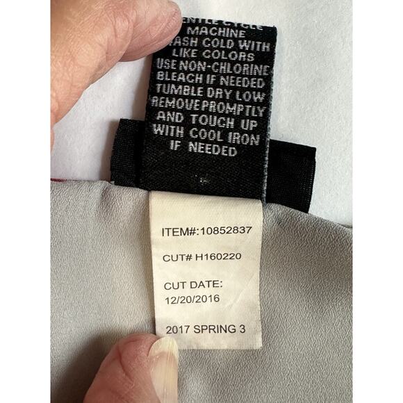 Torrid Plus Size 2 Lt. Gray Floral Short Sleeve Pullover Blouse/Top Lightweight - Picture 9 of 11